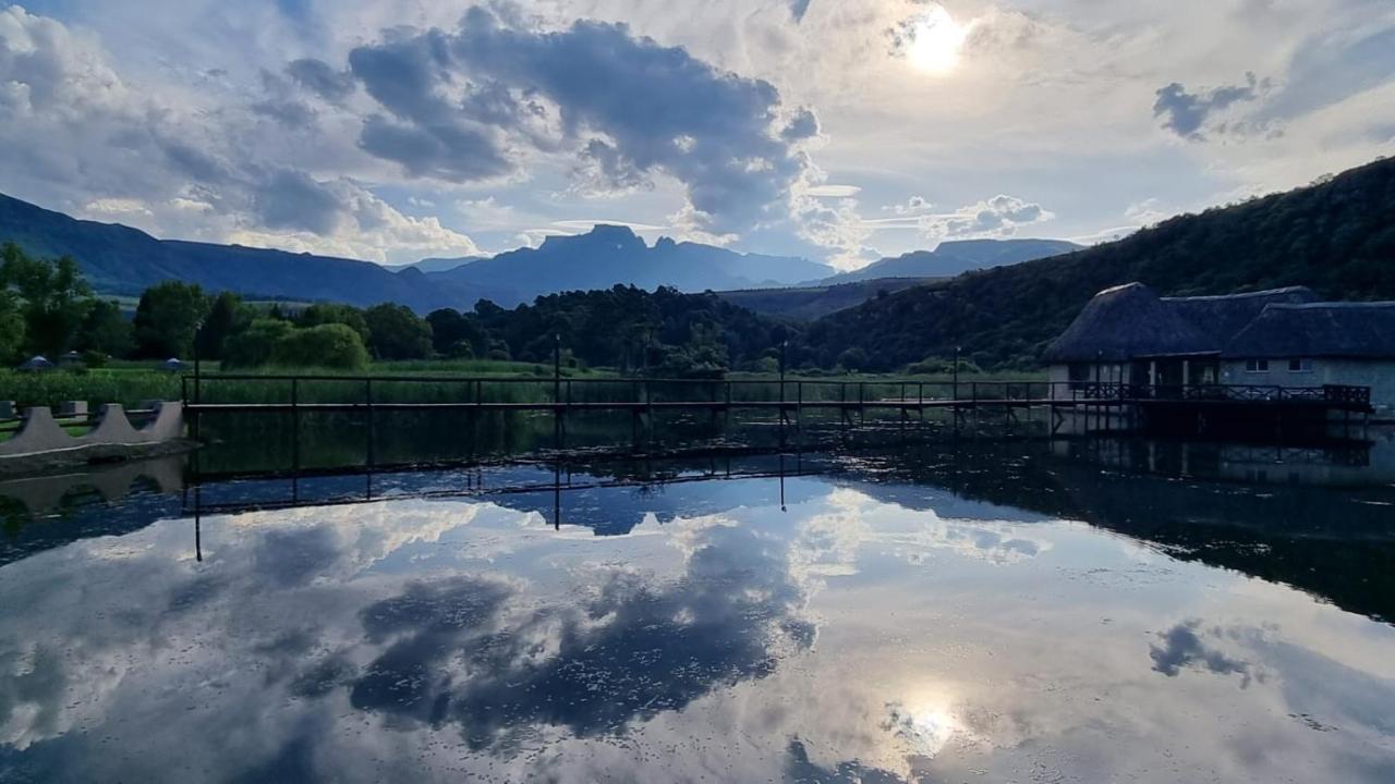 Dragon Peaks Mountain Resort Champagne Valley Exterior foto