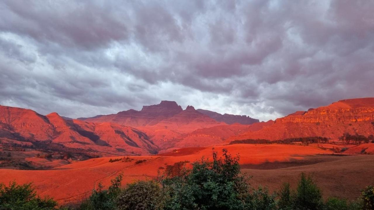 Dragon Peaks Mountain Resort Champagne Valley Exterior foto